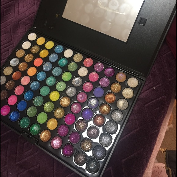 Sparkly eyeshadow - Picture 1 of 2